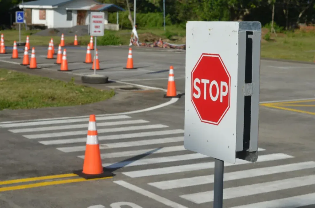 Plac manewrowy z pachołkami i znakiem STOP, miejsce egzaminu praktycznego